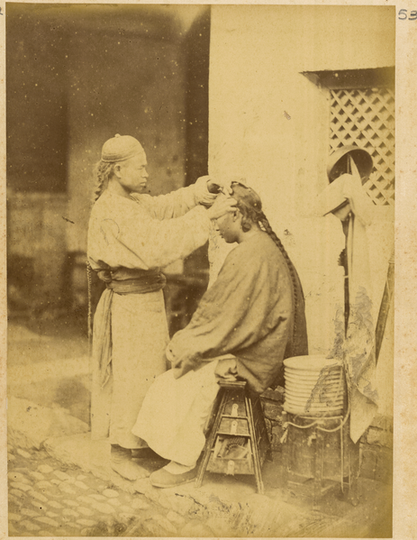 文件：街头理发师为男顾客剃须。中国湖北省汉口，1874 年 WDL1944.png