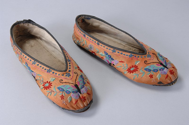 文件:Chinese schoenen van oranje zijde, geborduurd met veelkleurige bloemmotieven, op de neus een vlinder, objectnr 68991-1-2.JPG