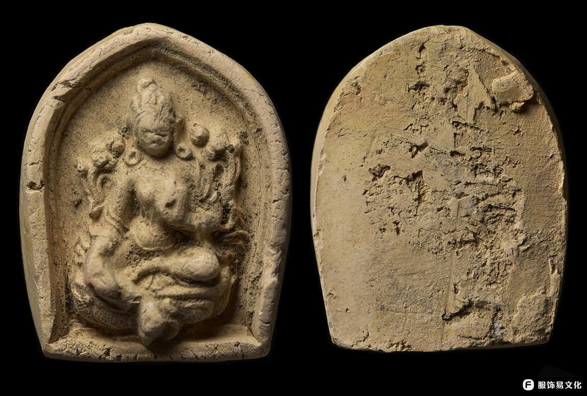 古代中国，辽代，公元 916 - 1125 年。精美的陶制佛像匾。一件供品，来自寺庙或神社。描绘了佛像盘腿坐在宽 ......