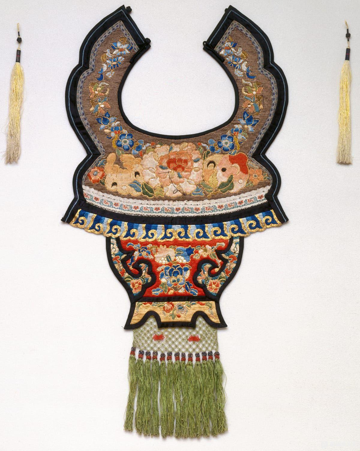 中国，女式领子，约 1880 年，丝绸，长 16 英寸。印第安纳波利斯纽菲尔兹艺术博物馆，伊丽莎·M·尼布莱克 (E ......