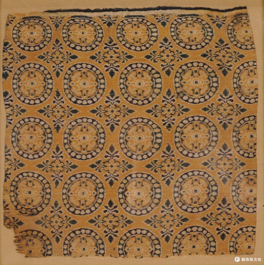 串珠花卉纹黄色织锦，唐代（618-907 年），新疆维吾尔自治区博物馆藏
