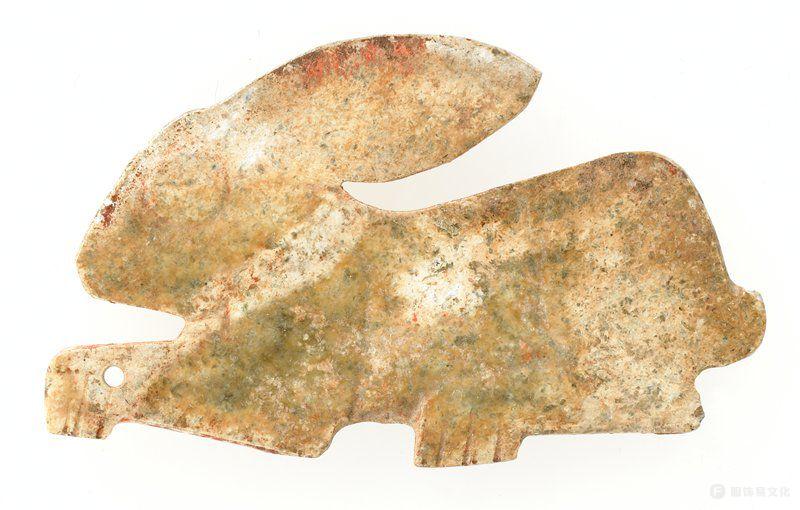 兔形吊坠，西周（公元前 1100-771 年）。高度钙化，不透明的棕褐色玉石，3.81 x 5.25 x 0.32 厘米。明尼阿 ......