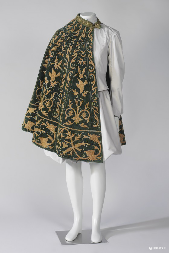由绿色丝绸天鹅绒制成的阳刚斗篷，带有金色刺绣。1651-1675年。来源：Museu Virtual de la Moda de Catalu ……