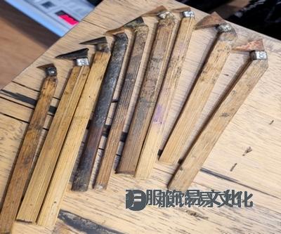 靛蓝染手保留传统工艺