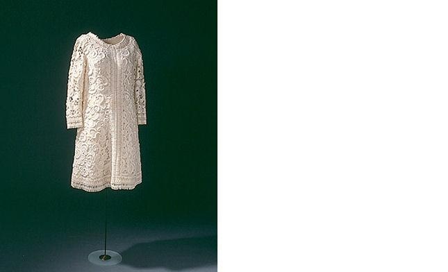 短袖米白色连衣裙。 Balmain 凸纹连衣裙,1969 年
