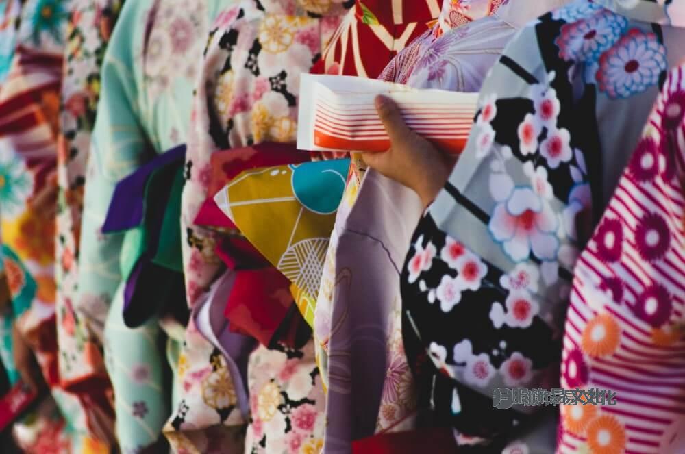 衣架上的和服