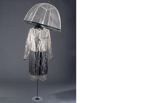 套装包括欧普艺术衬衫、迷你裙、雨衣和雨伞。 欧普艺术套装,1966 - 67