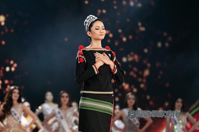 H'H'Hen Nie小姐身着埃德族传统服饰。 照片:Báo Lao Động