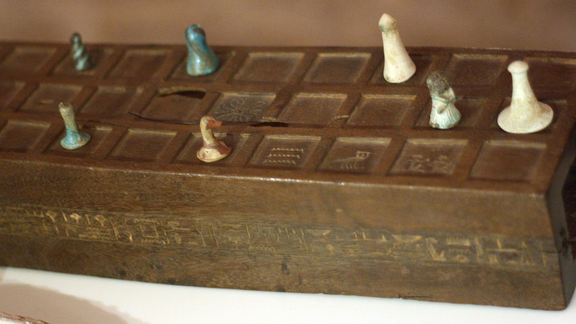 一种带有游戏棋子的塞尼特棋盘游戏。