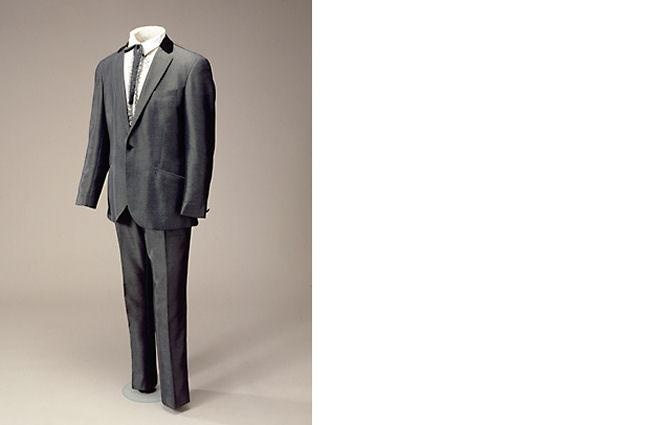 男性确认候选人的习惯。 该套装包括一件夹克、一条裤子、一个领结和一件衬衫的褶边。 “披头士风格”中的确认习惯,1965