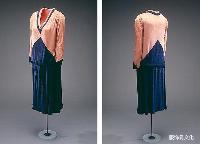 蓝色和鲑鱼色真丝特里古丁宽松连衣裙。 这件衣服有长袖,臀部有一条小腰带。 装饰艺术风格麻袋连衣裙