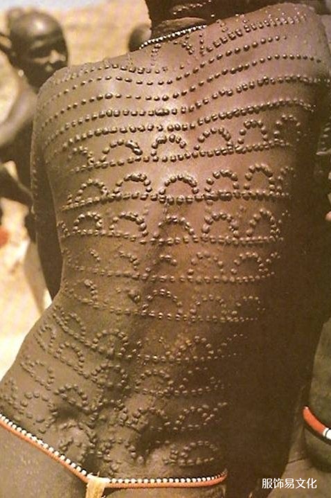 第一章 编织时代之前的服装：史前和原始服装