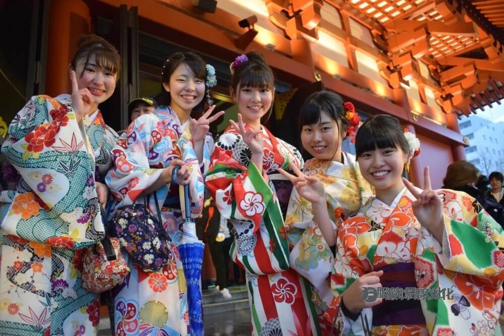 快乐的女人穿着和服摆姿势