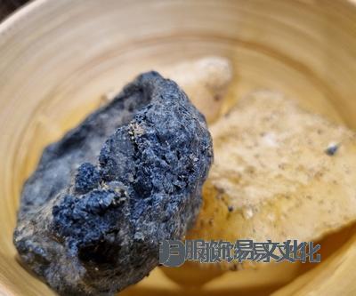 靛蓝染手保留传统工艺