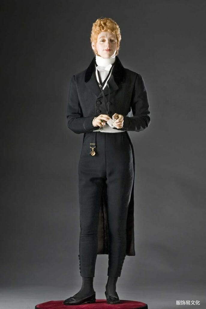 博·布鲁梅尔 (Beau Brummell) 雕像,基于历史研究,展示了闭合的燕尾服和白色背心。