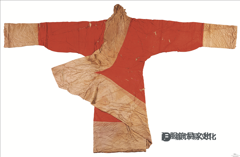 朱红菱纹罗曲裾式丝绵袍