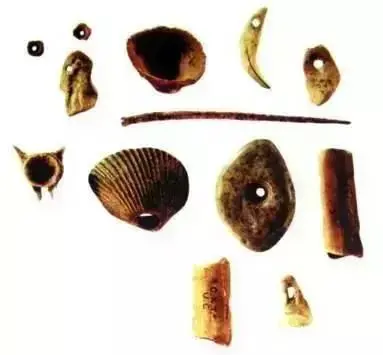 图 1-7 穿孔饰品（北京山顶洞人遗址出土）
