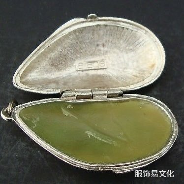 雅诗兰黛贻贝形状固体香水项链，1974 年