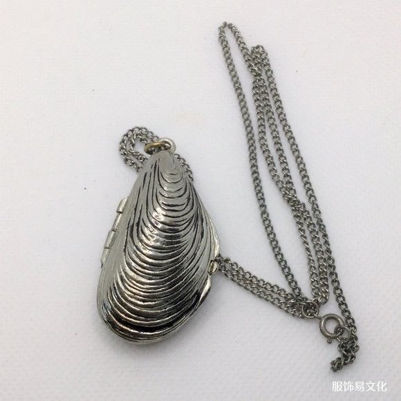 雅诗兰黛贻贝形状固体香水项链，1974 年