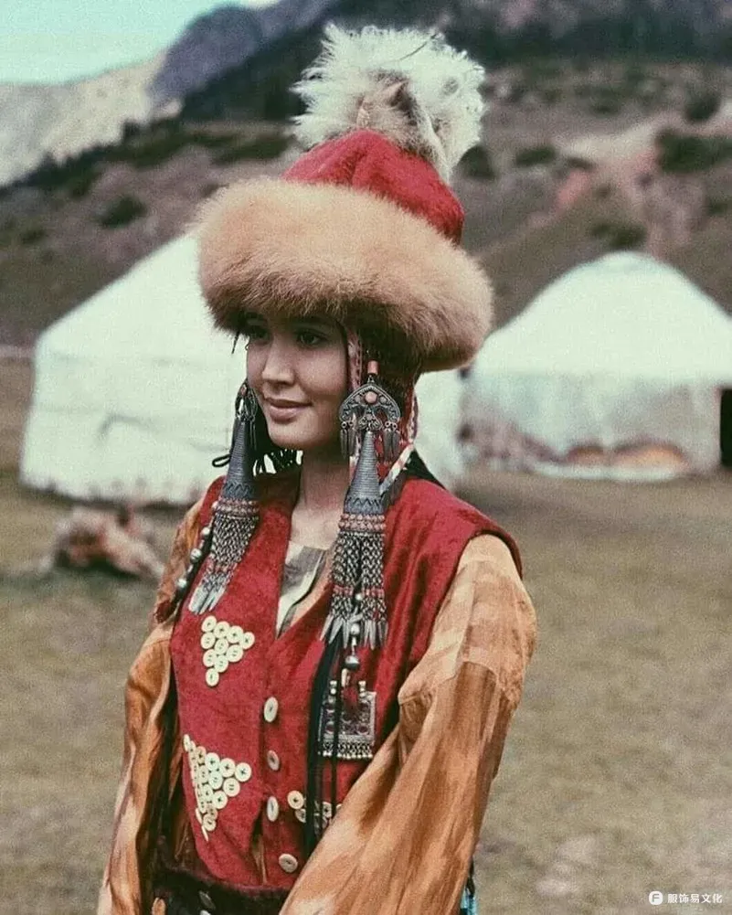 吉尔吉斯斯坦女性头饰：Tebetey、Shökülö、Elechek 一生三阶段