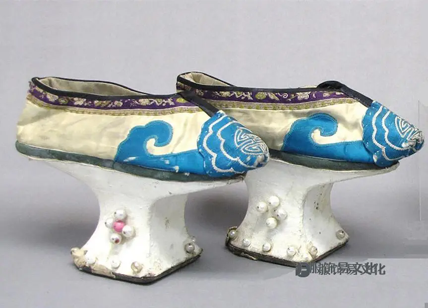 3 清代满族白缎地马蹄底鞋.jpg