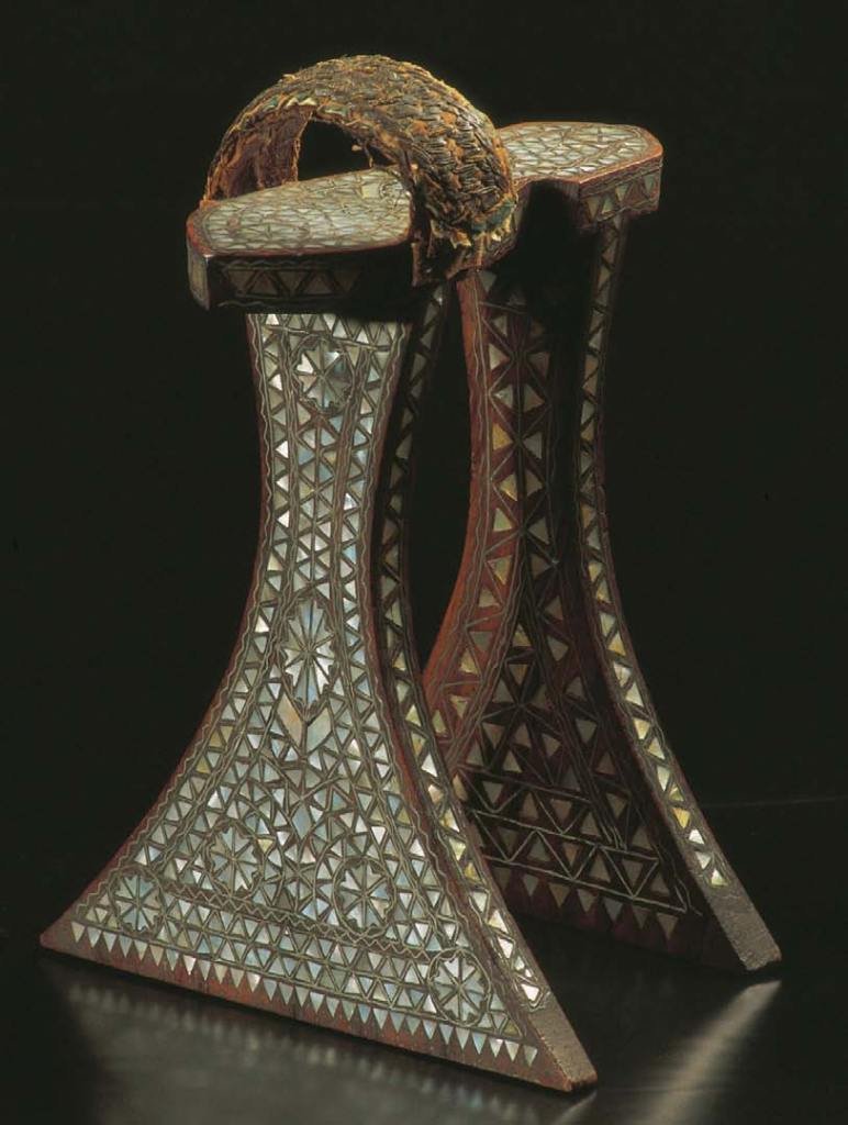 木制婚鞋，镶嵌珍珠母和金属窗片。中东，十九世纪