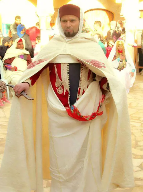 Burnous – 带尖头兜帽的迷人斗篷