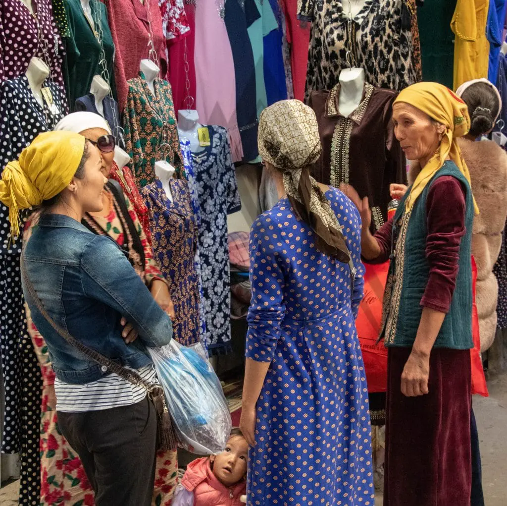 穿着吉尔吉斯服装的 Dordoi 巴扎尔妇女