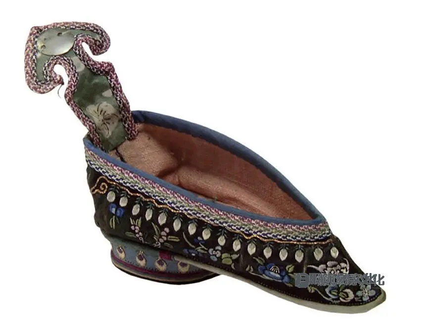 3 标题-19世纪黑地花卉蝙蝠纹刺绣弓鞋 关键词-清代弓鞋;小脚鞋;三寸金莲;花卉纹;蝙蝠纹; 通用描述-清代弓鞋；.jpg