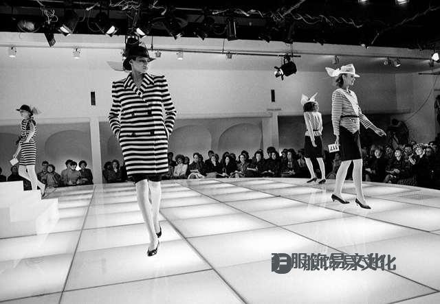 皮尔卡丹 printemps-été 系列时装秀,法国女装设计师,1982 年 1 月。GA-194-04 时尚史 1980 年代 - 1990 年代