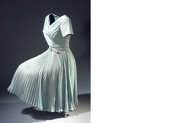 浅绿松石色丝绸雪纺短款晚礼服。 这件连衣裙有短袖和垂褶腰部。 绿松石色真丝雪纺垂坠晚礼服