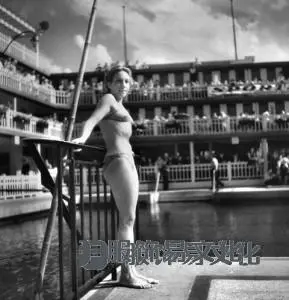 鱼莫利托。 巴黎,七月 1946。LIP-72594 1940 年代时尚 Piscine Molitor