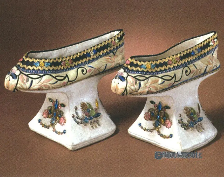 3 清代黄色缎绣花卉纹花盆底鞋.jpg