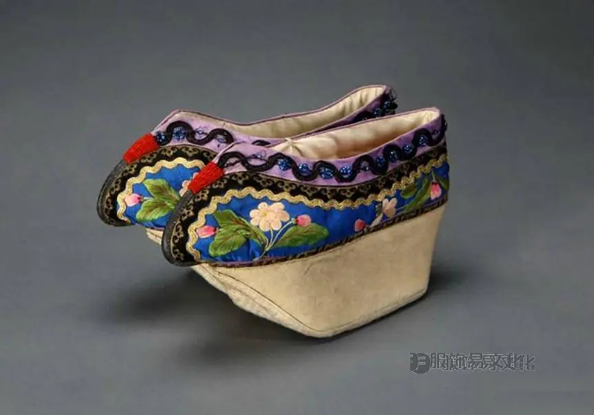 3 清代蓝地绣花元宝底棉鞋.jpg