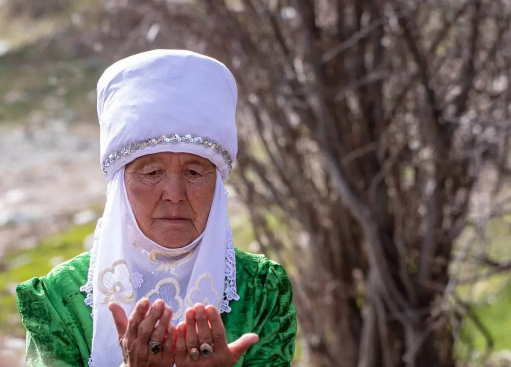 穿着吉尔吉斯传统服装和 elechek 的老妇人