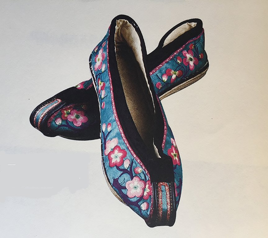 3 清代满族蓝缎地梅花纹绣花鞋.jpg