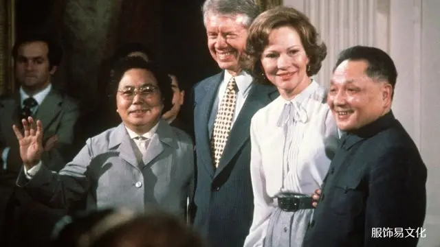1979年1月，邓小平访问美国，穿着中山装与美国总统卡特会面。