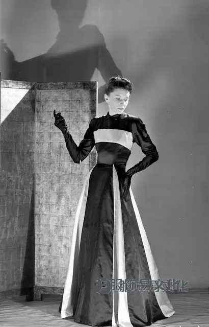 Robe de Cristóbal de Balenciaga,西班牙女装设计师,1940 年。 时尚史 1940 年代 - 1950 年代