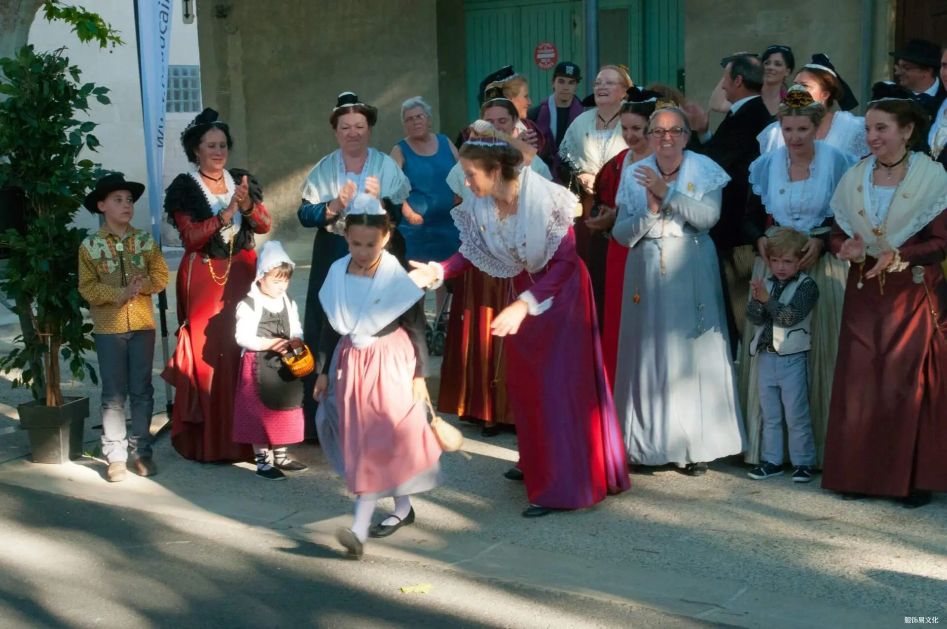 普罗旺斯的传统服饰和节日