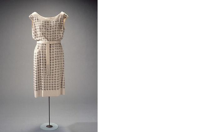 公鸡羽毛图案丝绸短款无袖派对连衣裙。 公鸡羽毛图案真丝派对礼服