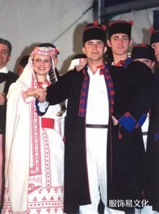 波民族服饰特点