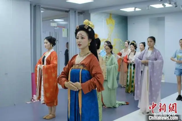 从小众圈子“火”上T台 中国汉服“玩法”正在深化