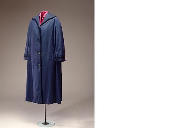 宽松剪裁的女式外套,采用深色府绸缝制而成,配有黑色羊毛饰边,例如 袖子。 深色府绸女式外套,约 100 厘米 1953年