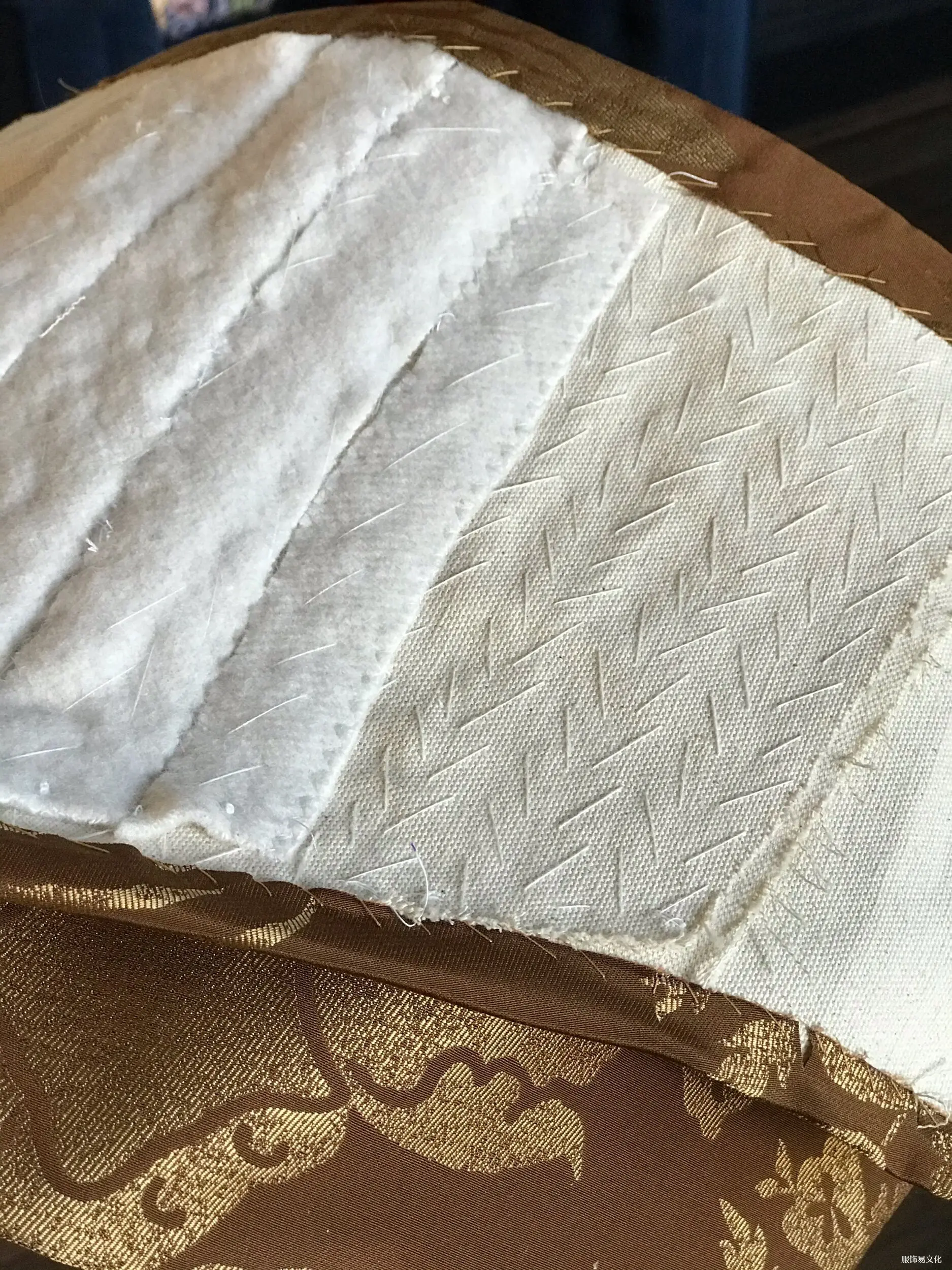 这里我们有所有的内部，最终将被衬里覆盖。 此时我已经把紧身胸衣的底部也缝好了。