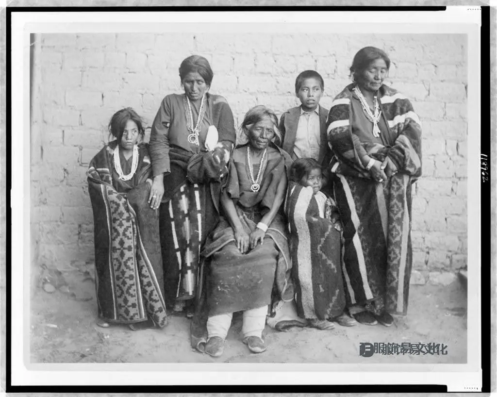 纳瓦霍服装和发型-1900 年