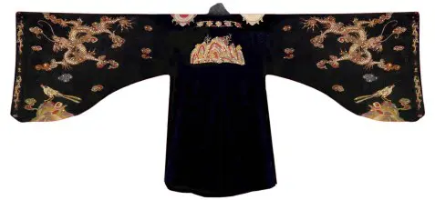 越南阮朝国王的肖像和服装：真与假