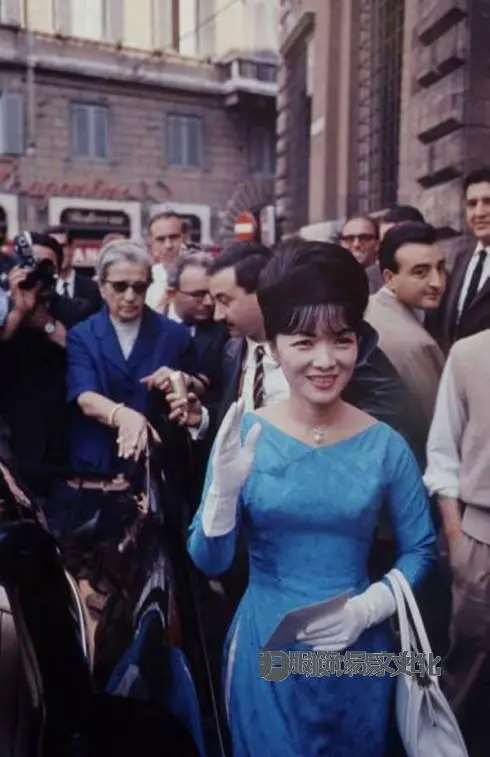 陈乐轩女士和她的船领连衣裙