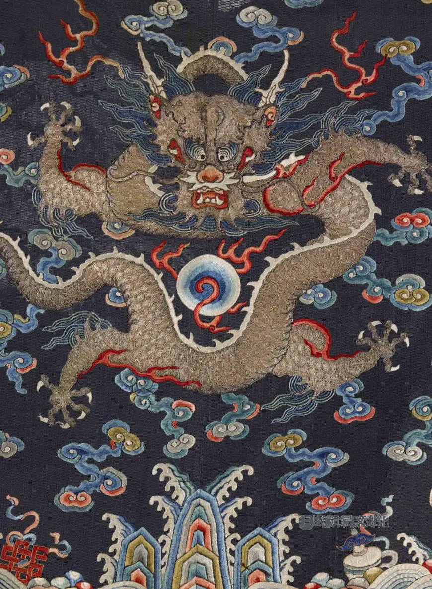 清代，高级王子的夏季朝服。 1820-1875 年，丝绸和金属包线刺绣的丝绸纱布，中国，141 x 170.2 厘米（华盛顿特区史密森学会弗里尔艺术画廊：雪莉·Z·约翰逊的礼物，F2015.7）