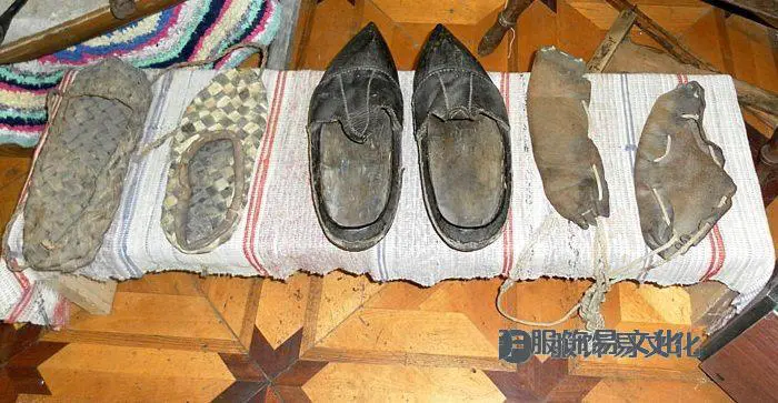 白桦树皮和皮鞋