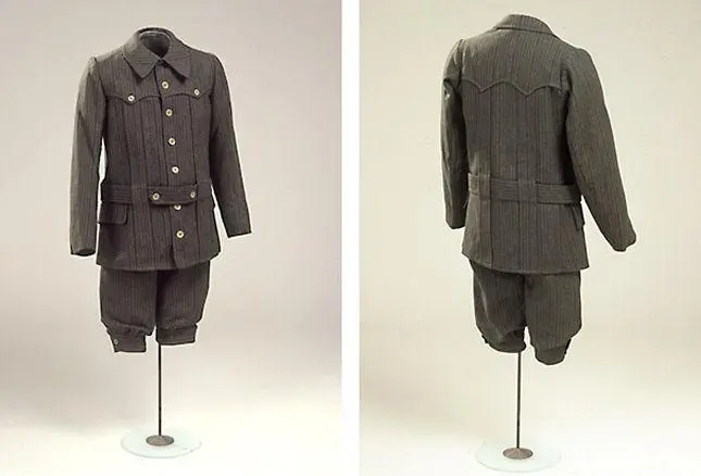 为男孩寻找狩猎服装，大约。 1915年